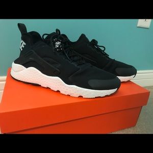 women’s/ men’s Nike Air Huaraches ultra black